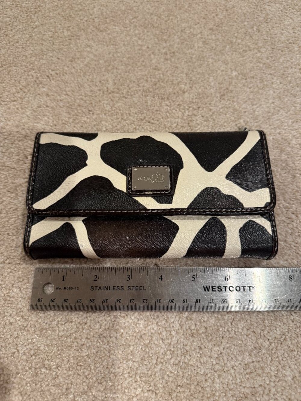 Nine & Co Women's Giraffe Print Tri fold Wallet